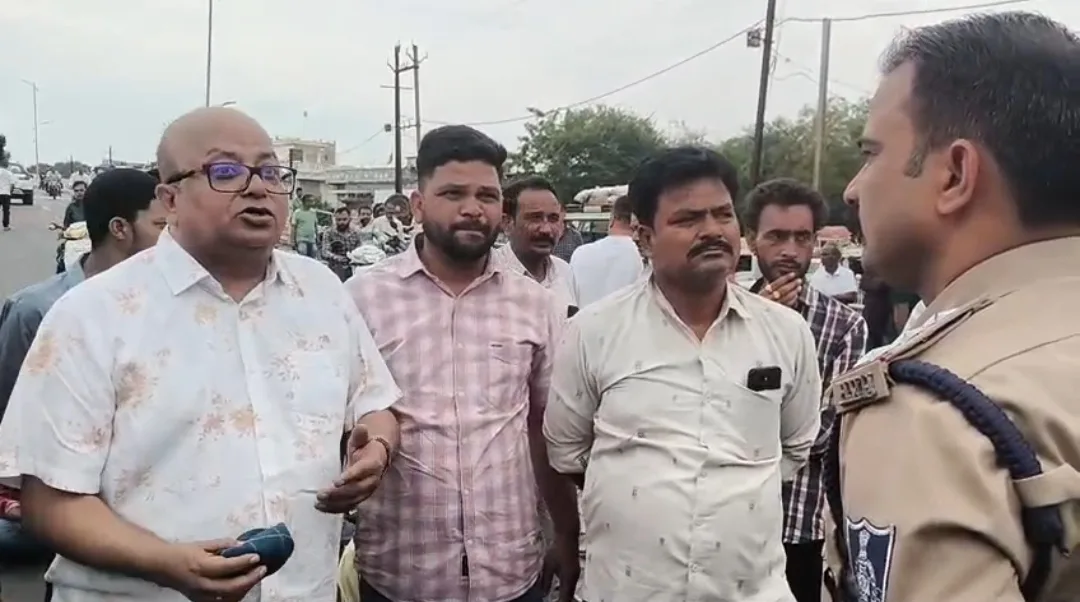 छिंदवाड़ा चौक–नागपुर रोड ओवरब्रिज की सर्विस रोड खोलने की मांग, गंज क्षेत्र के लोगों ने किया विरोध प्रदर्शन