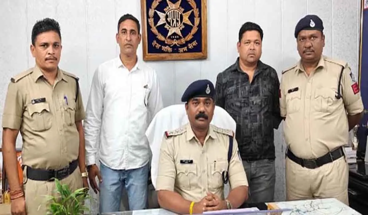 नौकर ही निकला मालिक के घर का चोर! कपड़ा कारोबारी के घर से सोने-चांदी के जेवर और नकदी चोरी, कर्मचारी गिरफ्तार