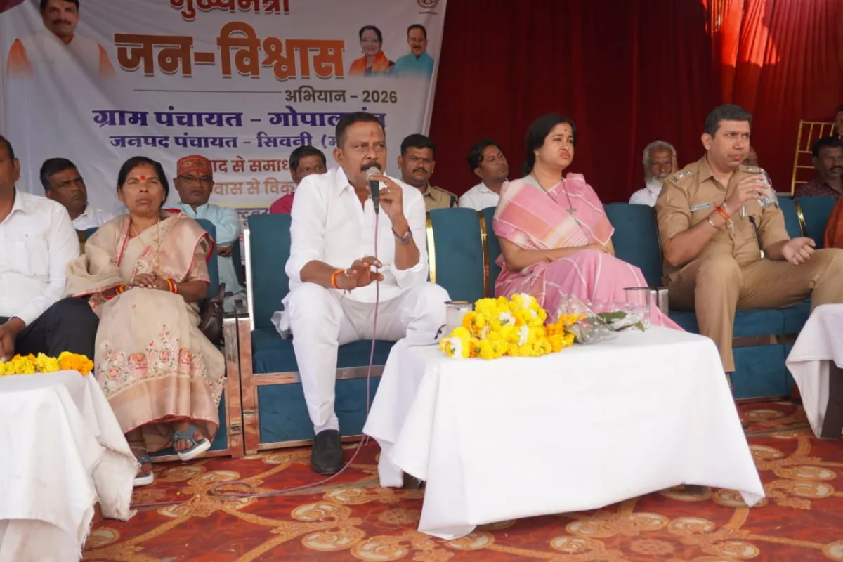 गांव में पहुंचा प्रशासन तो खुलीं समस्याओं की परतें, स्वच्छता में लापरवाही पर नोटिस
