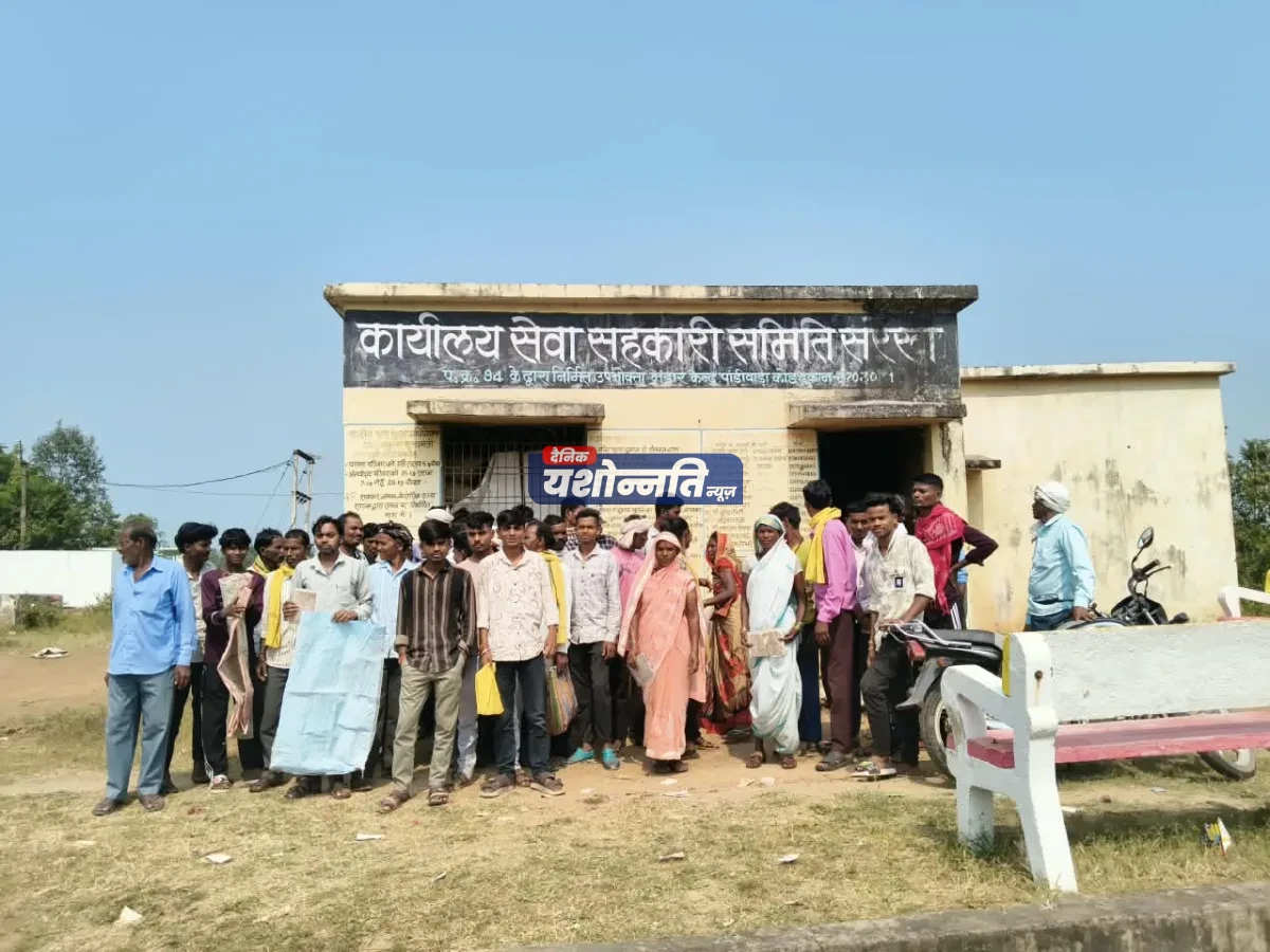 ग्रामीणों का विरोध, दुकान बंद कर चले गए सेल्समैन