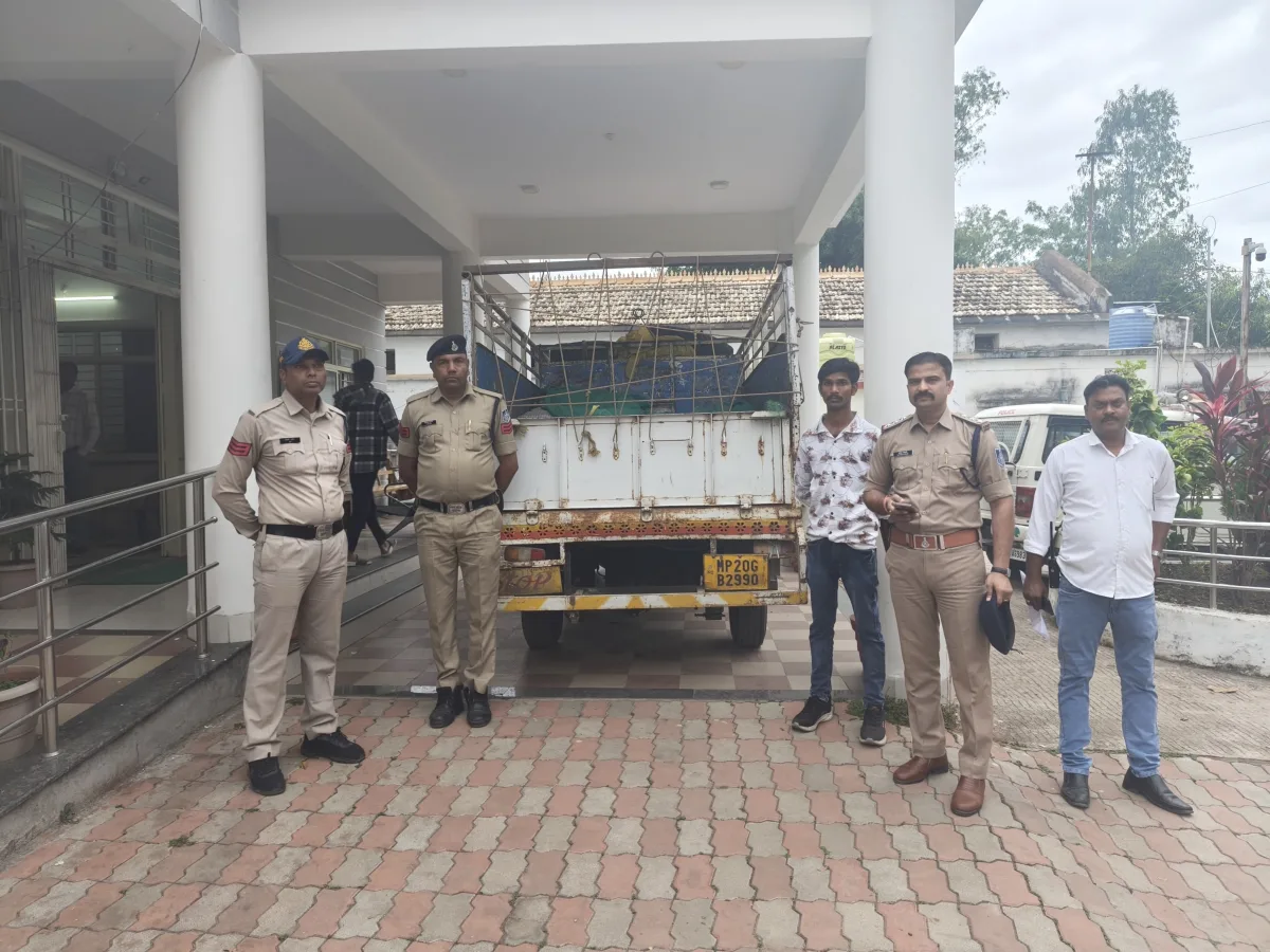 रिहायशी इलाके में मौत का सामान! 22 बोरियों में सुतली बम सहित ढाई लाख के पटाखे जब्त
