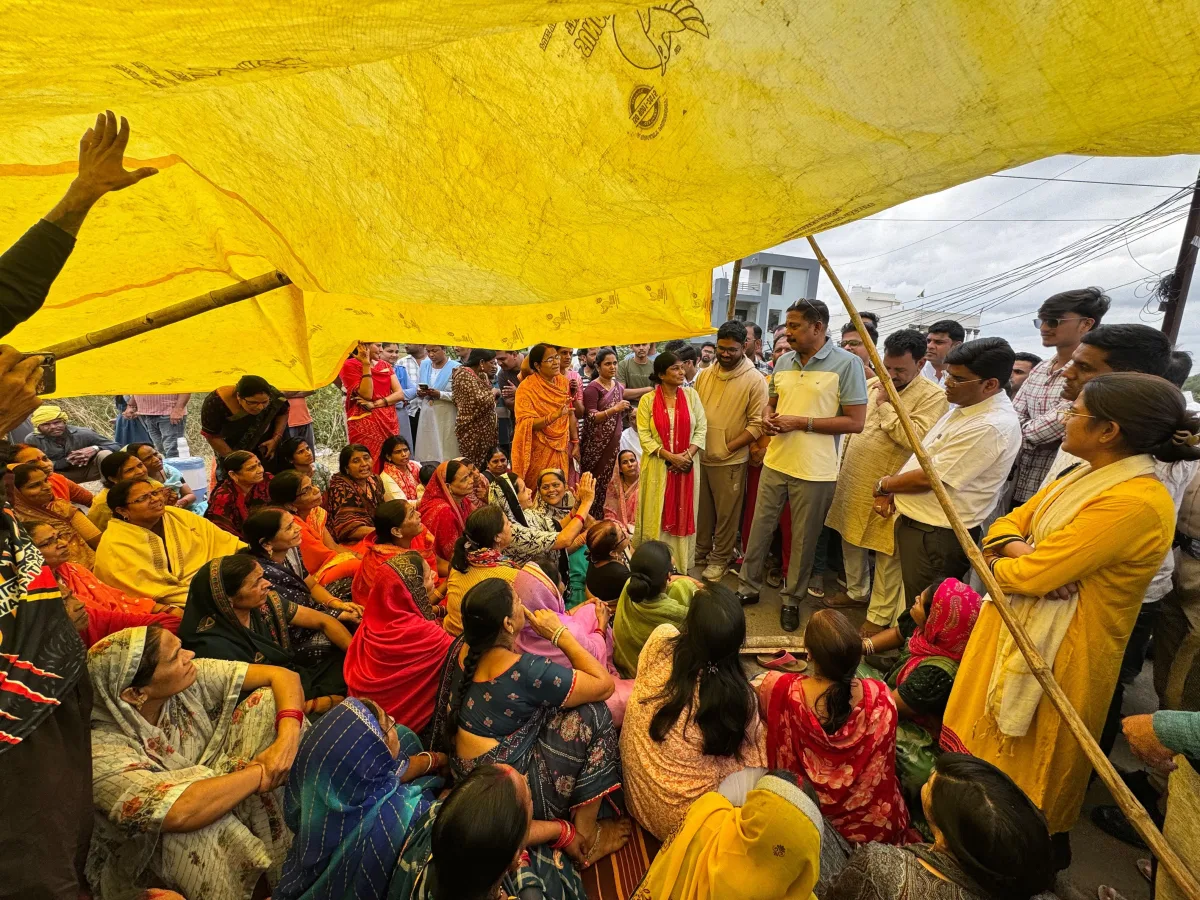 मरघट के पास शराब दुकान पर जनआक्रोश का विस्फोट! तीन ठिकाने बदले, फिर भी नहीं थमा विरोध; विधायक मुनमुन ने महिलाओं को दिया समाधान का भरोसा