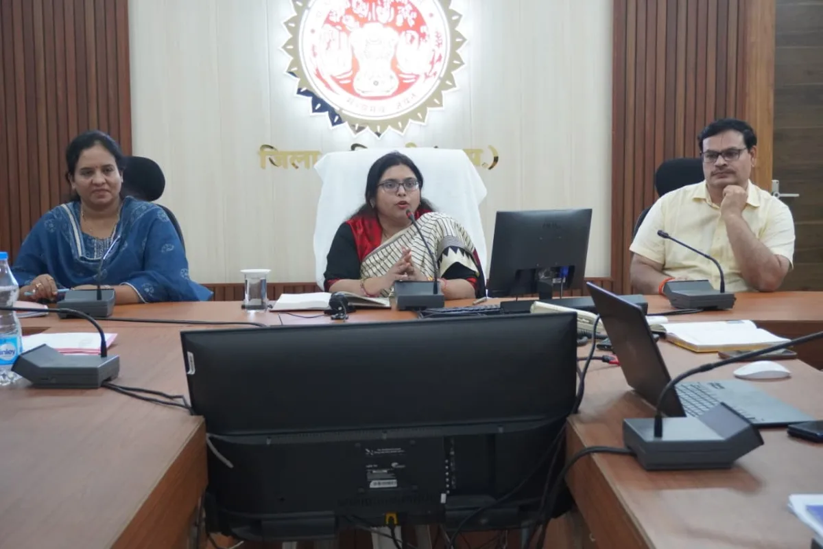 सिवनी में प्रशासनिक सक्रियता पर जोर, कलेक्टर अंजू अरुण कुमार ने अधिकारियों से ली विभागवार जानकारी