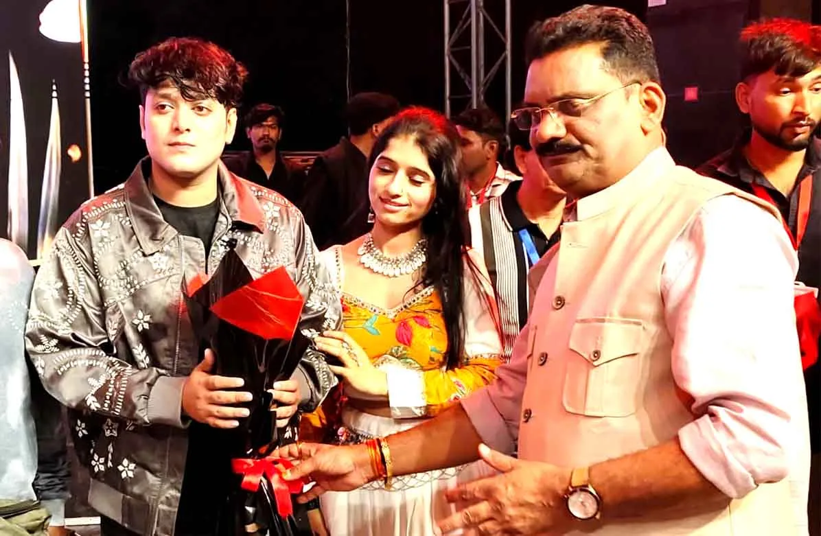 विनोद राठौड़ की बाइक एंट्री ने चौंकाया, चांदनी मुखर्जी और अब्दुल शेख की गायकी पर झूम उठा वारासिवनी