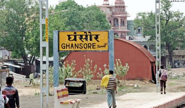 घंसौर रेल्वे स्टेशन के वाटर कूलर में मरा हुआ मेढ़क निकला
