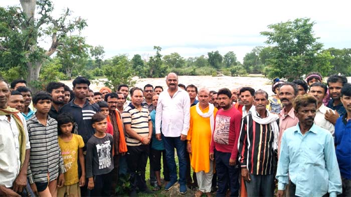 बाढ़ में फंसे व्यक्ति को निकालने सीएम ने पहुँचाय हेलीकाप्टर