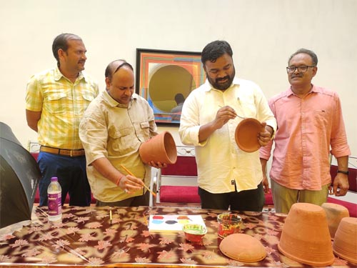 चित्रकला कार्यशाला में कलाकारी करने उमड़ रहे कला प्रेमी