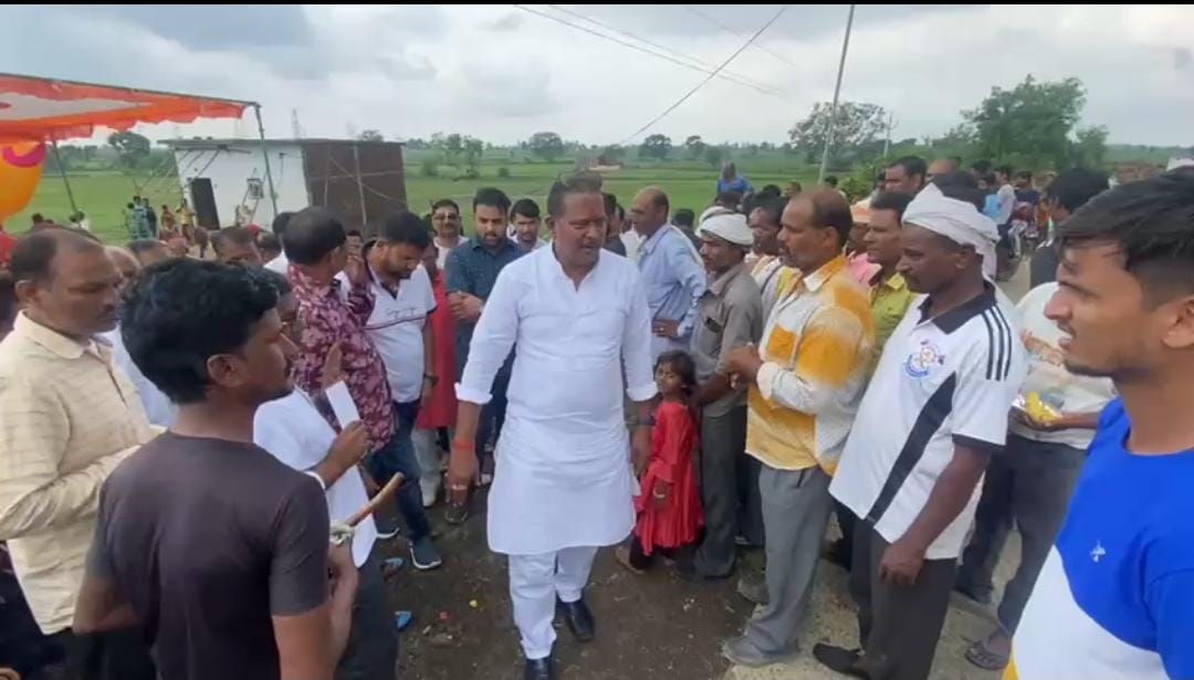 सड़कों का निर्माण उन्नति की दृष्टि से महत्वपूर्ण है - दिनेश राय मुनमुन