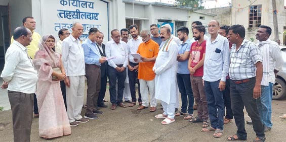 कर्नाटक में जैनाचार्य की हत्या के मामले पर जैन समाज ने सीएम के नाम तहसीलदार को सौंपा ज्ञापन