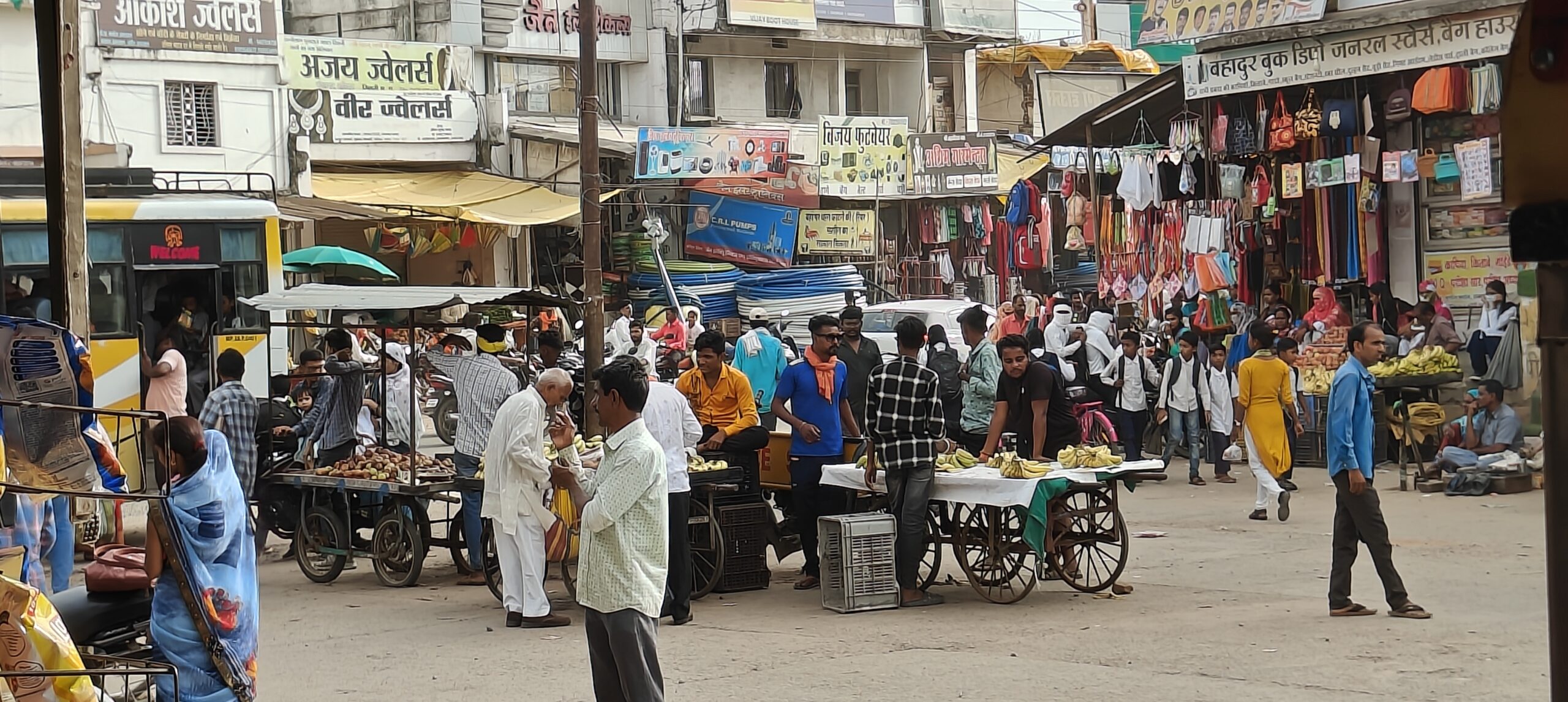 त्यौहार में लचर यातायात व्यवस्था से आम जनता परेशान