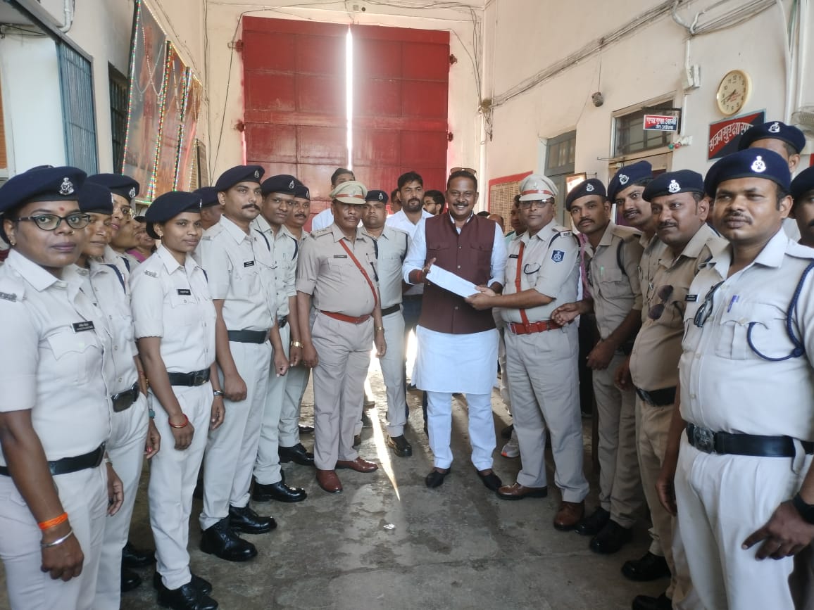 विधायक दिनेश राय मुनमुन ने जिला जेल मे ध्वजारोहण कर परेड की सलामी ली