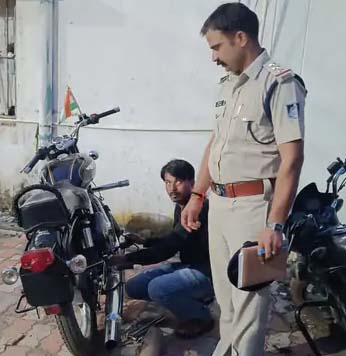 तेज आवाज करने वाली 4 बुलेट से निकले गये साइलेंसर, की गयी चालानी कार्यवाही