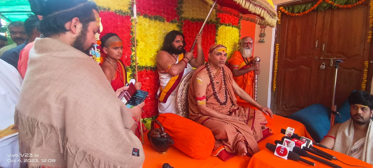 राजनीति और धर्म का एक दूसरे से कोई संबंध नहीं - अविमुक्तेश्वरानंद