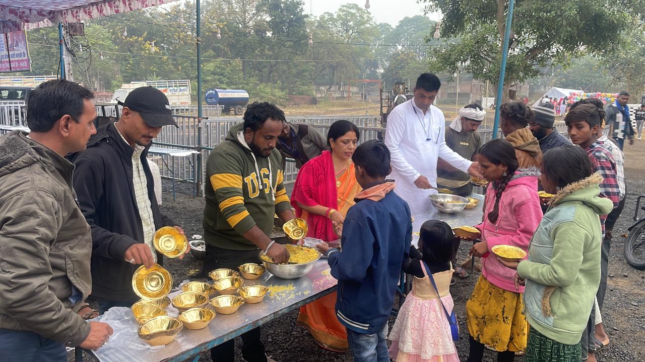बैनगंगा नदी तट पर दीपदान के लिये उमड़ा जन सैलाब