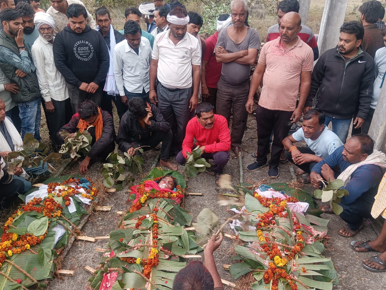 एक ही आंगन से उठी तीन अर्थिया, गमगीन माहौल में नम आखों से दी अंतिम विदाई