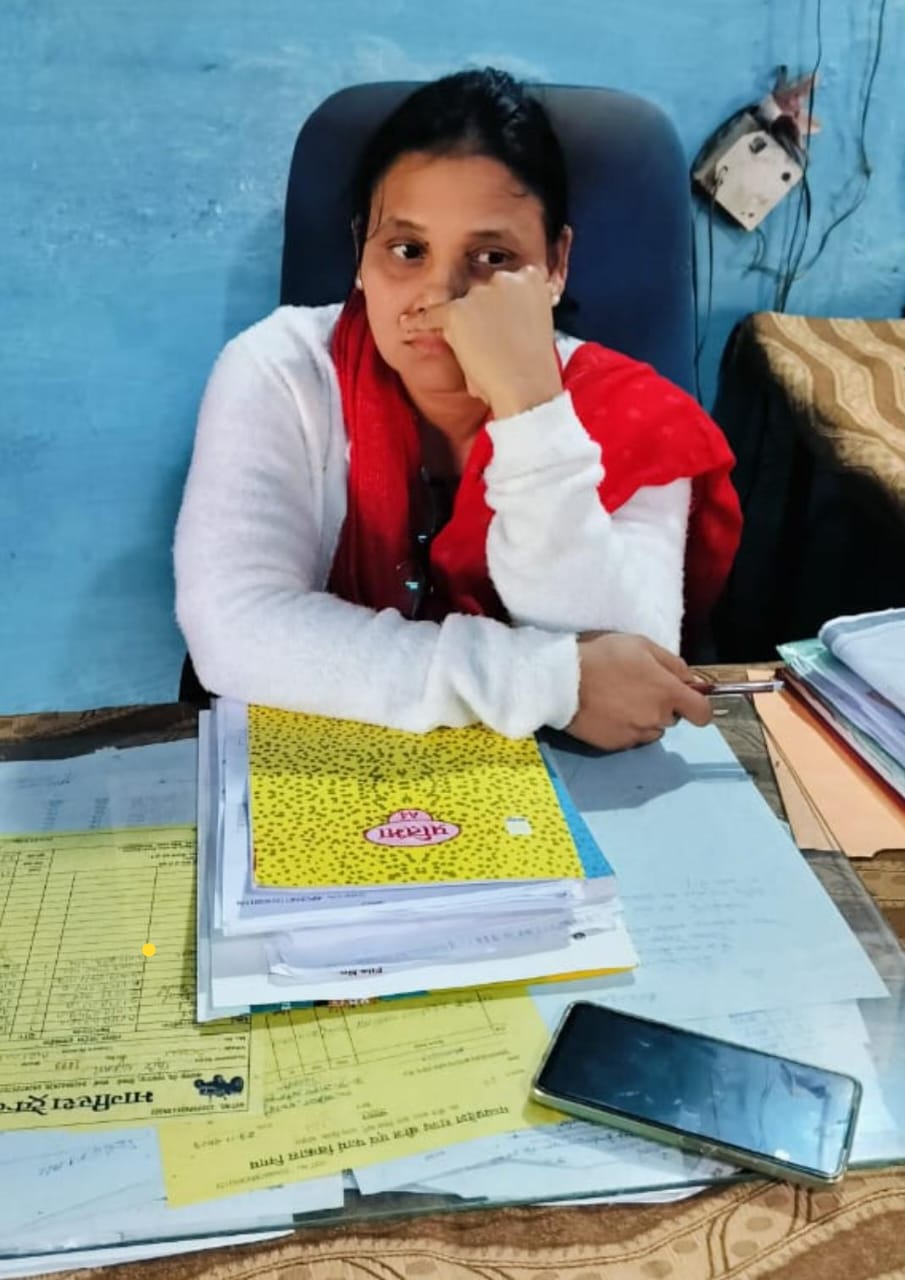 20 हजार की रिश्वत लेते कृष्णा चौहान रंगे हाथों पकड़ी गयी