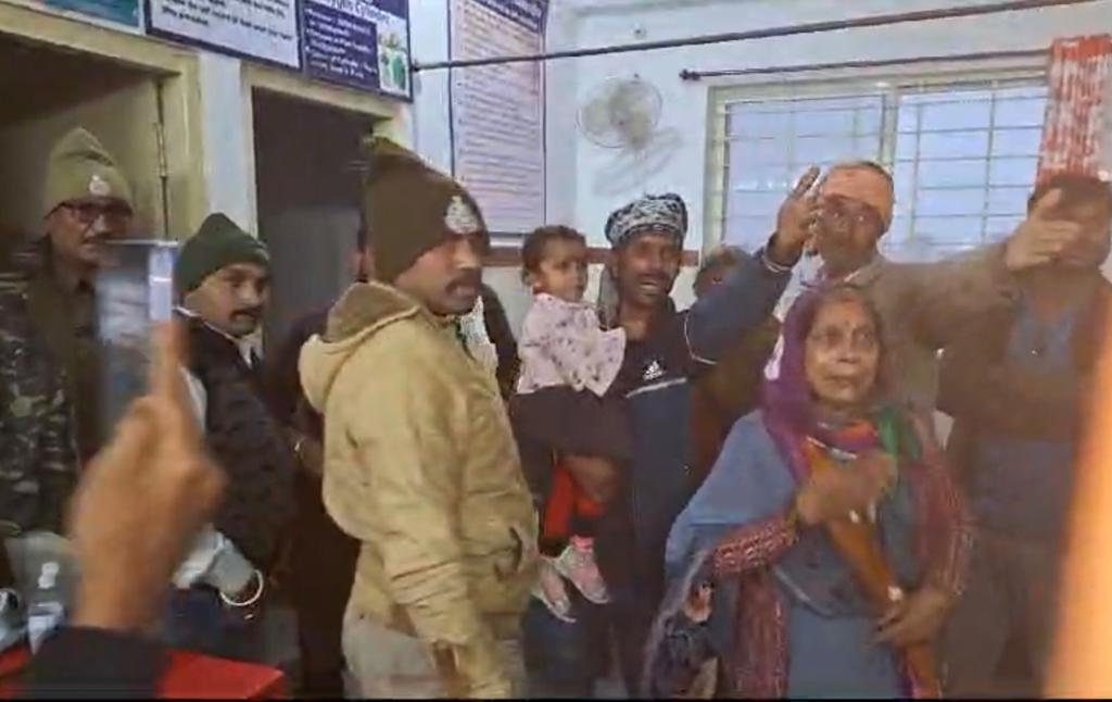 मौत के बाद परिजनों ने किया हंगामा, कहा यह हत्या है, डाक्टर बीथी जैन को हटाया