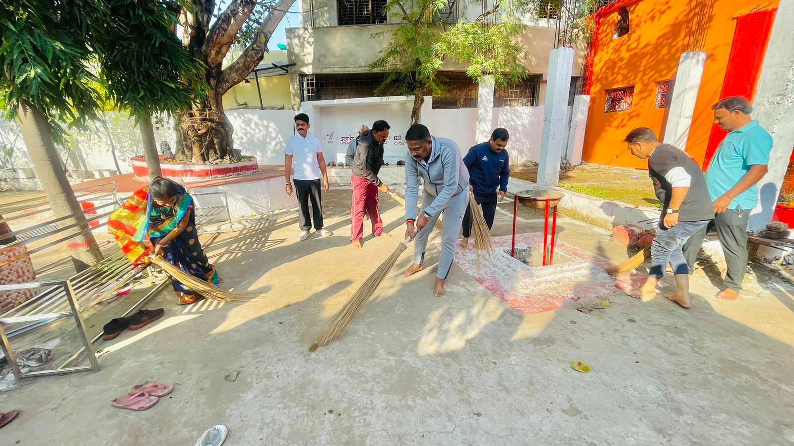 भाजपा जिलाध्यक्ष एवं सिवनी विधायक के साथ कार्यकत्र्ताओंं ने मंदिरों की सफाई