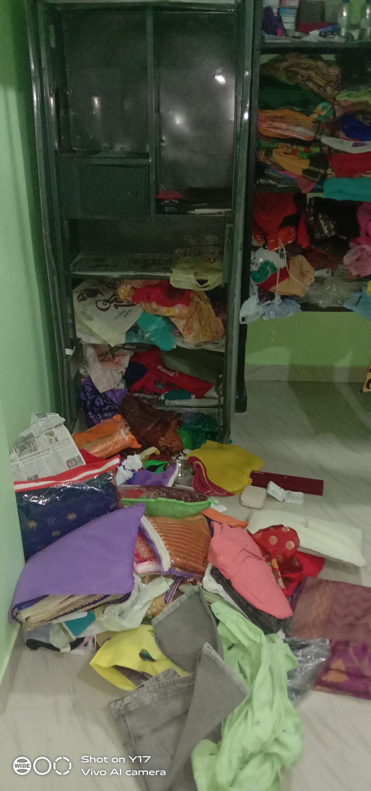 दिन दहाडे सोने चांदी के जेवर सहित नगदी उडा ले गये चोर