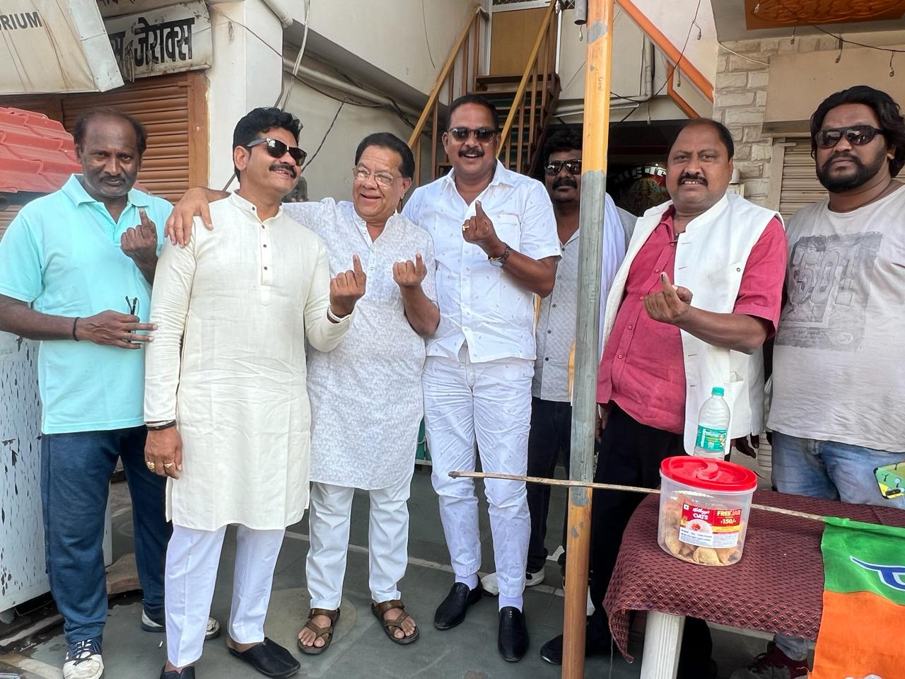 दिनेश राय मुनमुन ने किया मतदान, मतदाताओं से मतदान करने की अपील की