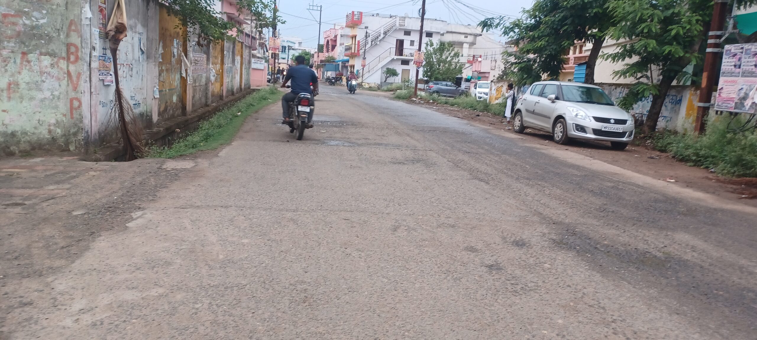सोमवारी चौक से पीजी कॉलेज तक सड़क निर्माण की मांग