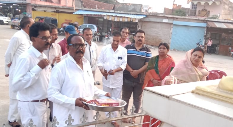 माल्यार्पण कर मनाई गई भगवान बुद्ध की जयंती