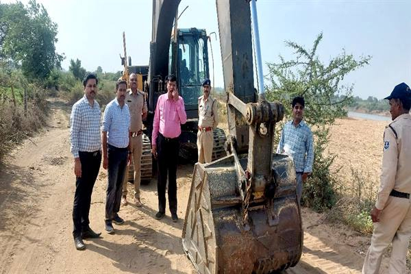 अवैध उत्खनन के 200 प्रकरण बनाये, डंपर, पोकलेन मशीनें और पनडुब्बियां जप्त