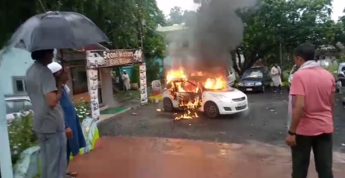 अचानक कार में लगी आग, कार जलकर खाक