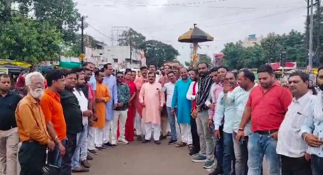 राहुल गांधी के बयान पर रार, भाजपा ने फूंका पुतला 