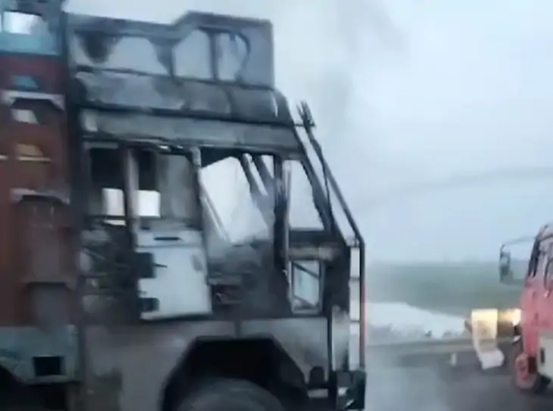 ट्रक में अज्ञात कारणों से लगी आग