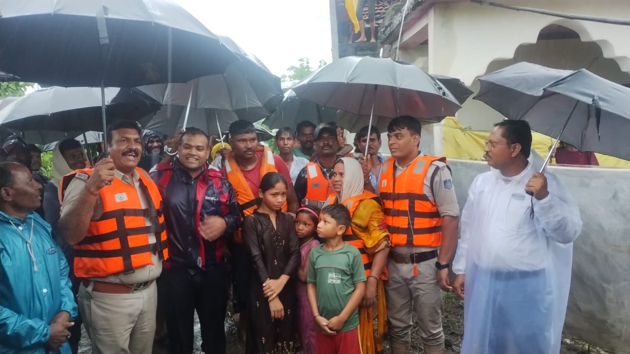 कृषक दंपत्ति बाढ़ में फंसे, बंडोल पुलिस ने त्वरित रेस्क्यू कर सुरक्षित निकाला 