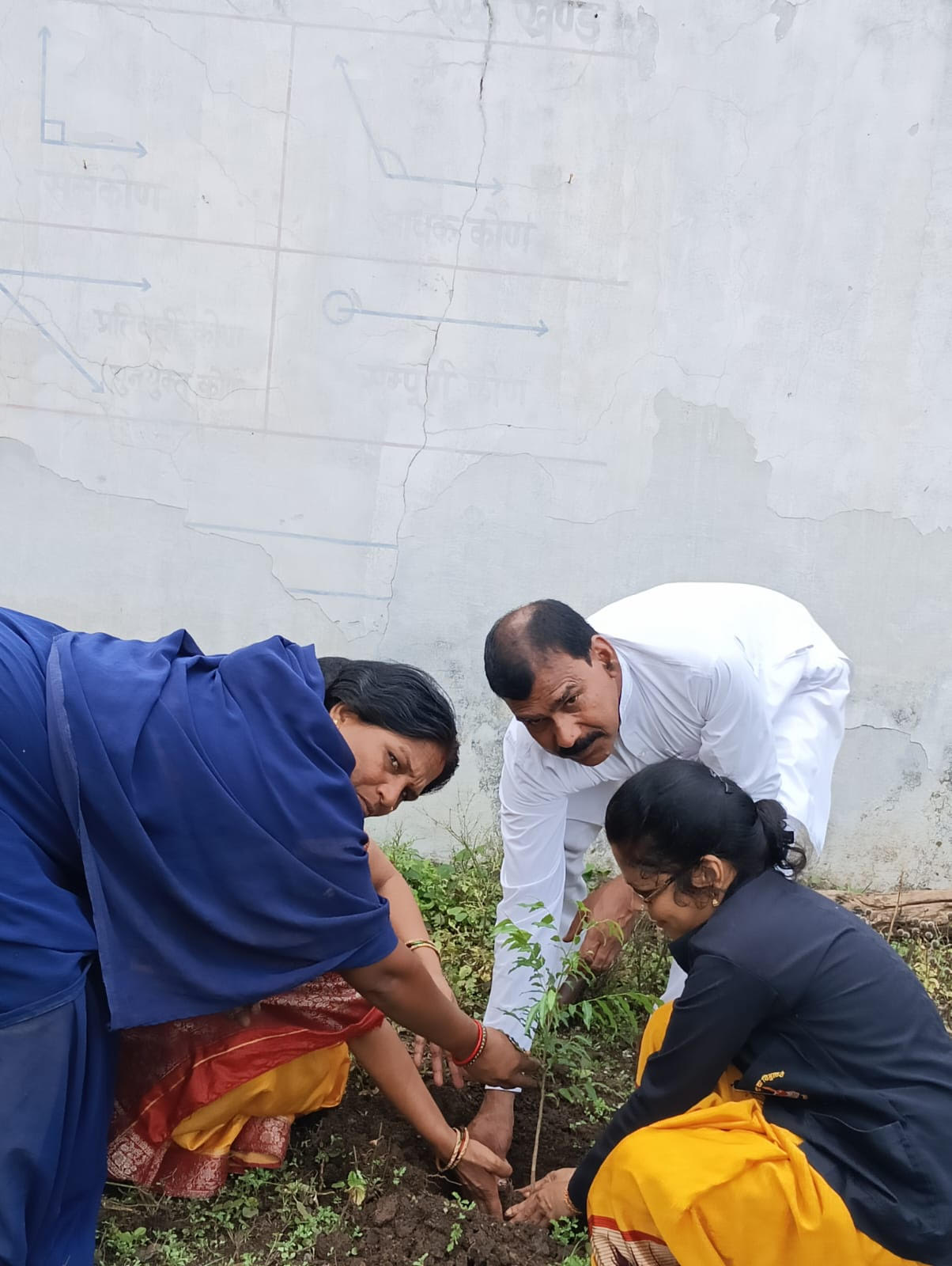 वृक्ष की महत्ता बताने के साथ एक पेड़़ माँ के नाम पर रोपे गये पौधे