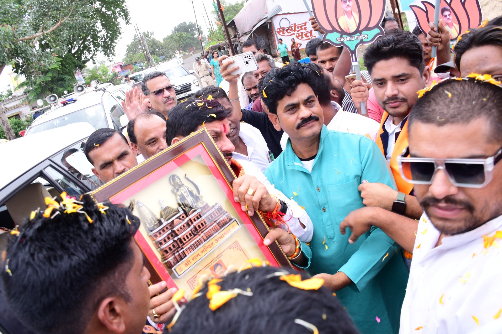 अजय बाबा पांडे ने मित्रों के साथ मुख्यमंत्री जी का किया आत्मीय स्वागत