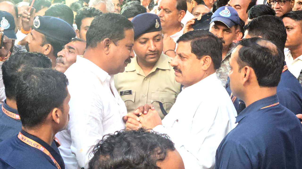 विधायक दिनेश राय मुनमुन ने मुख्यमंत्री के निज निवास पहुंचकर शोक संवेदना किया व्यक्त