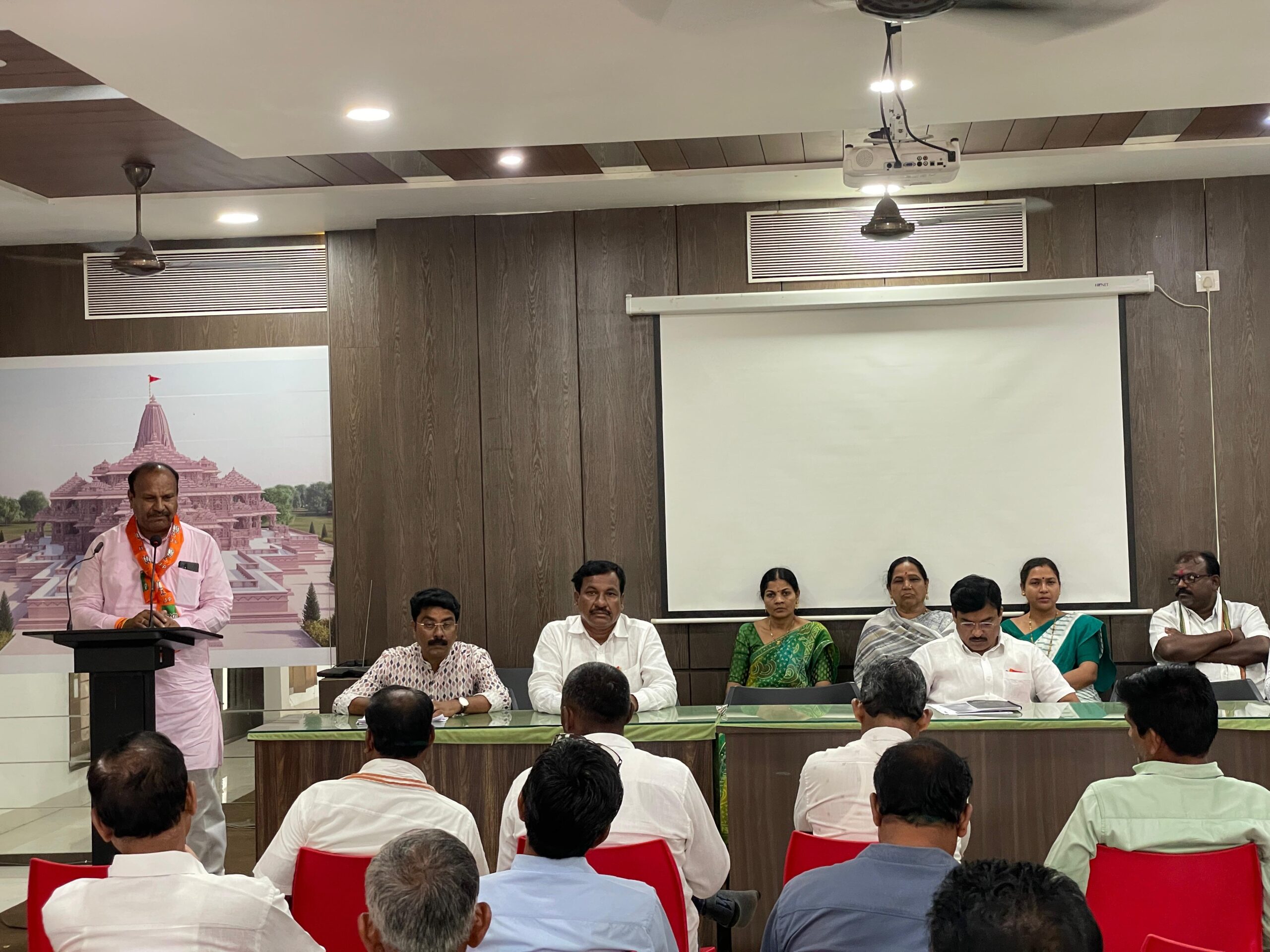 महाराष्ट्र में भाजपा गठबंधन की सरकार बनाने के लिये संकल्पित भाव से हमें जुटना है - प्रेम तिवारी 
