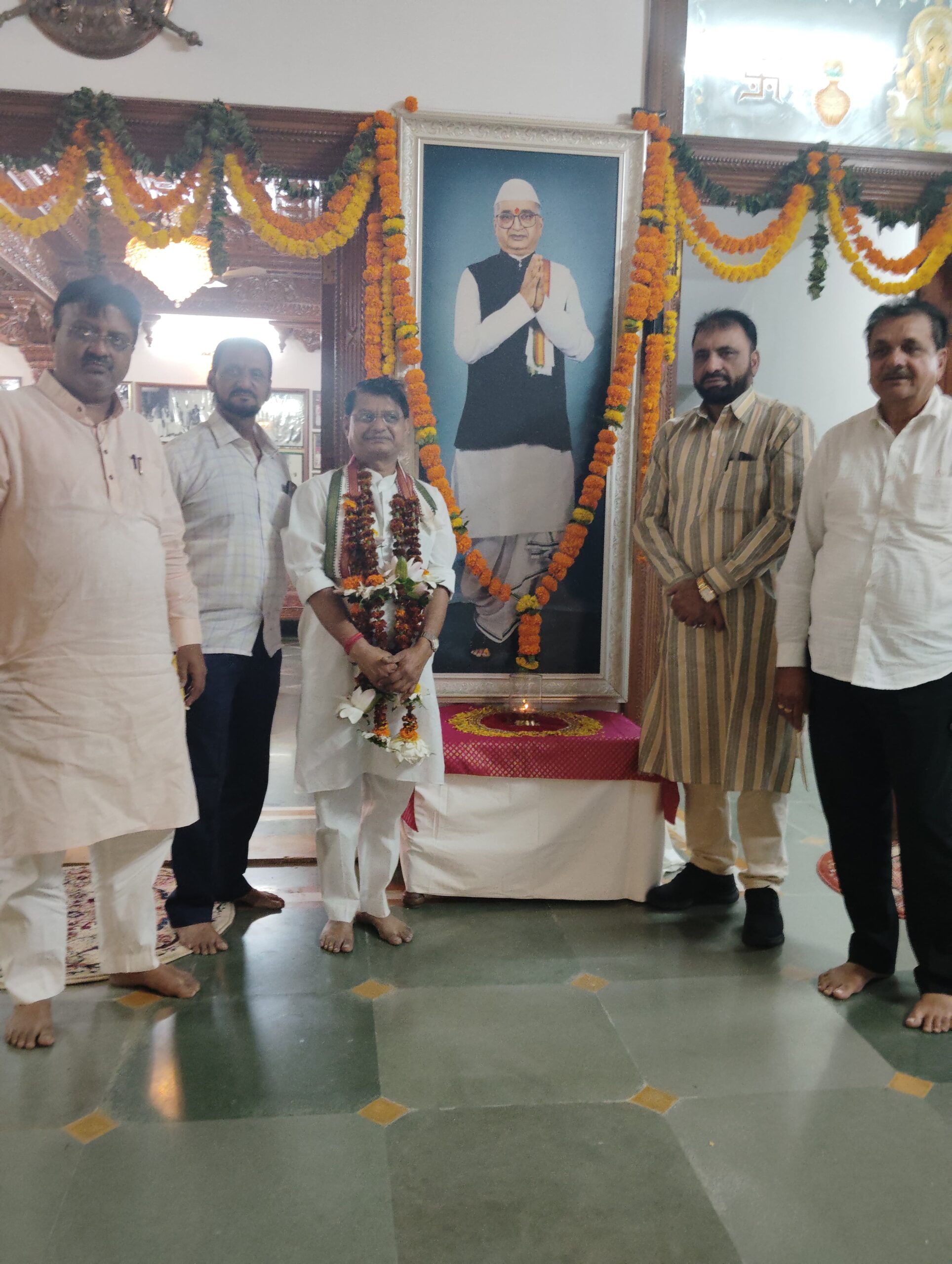 कांग्रेस नेताओं ने बर्रा पहुँचकर ठाकुर रजनीश को दीपावली की शुभकामनाएँ दी