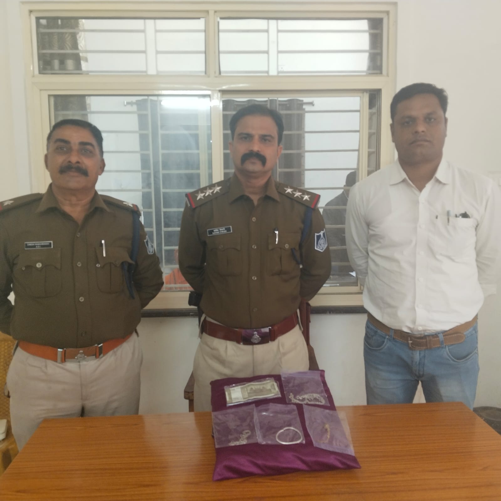 हरिओम सोनी के घर चोरी करने वाला चोर माल सहित पुलिस के हत्थे चढ़ा