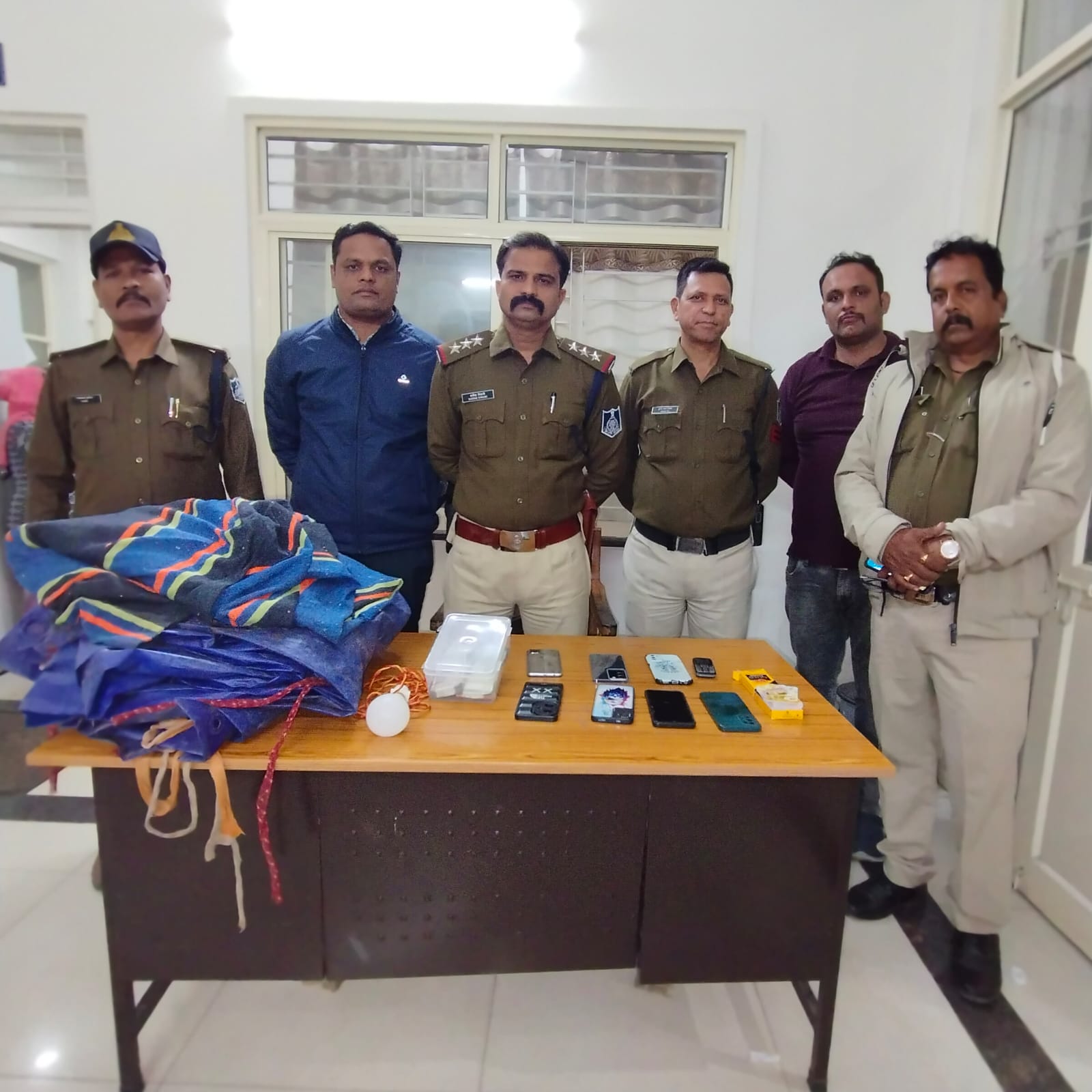 52 परियों का जंगल में चल रहा था नाच, पुलिस के हाथ लगे सात आरोपी 
