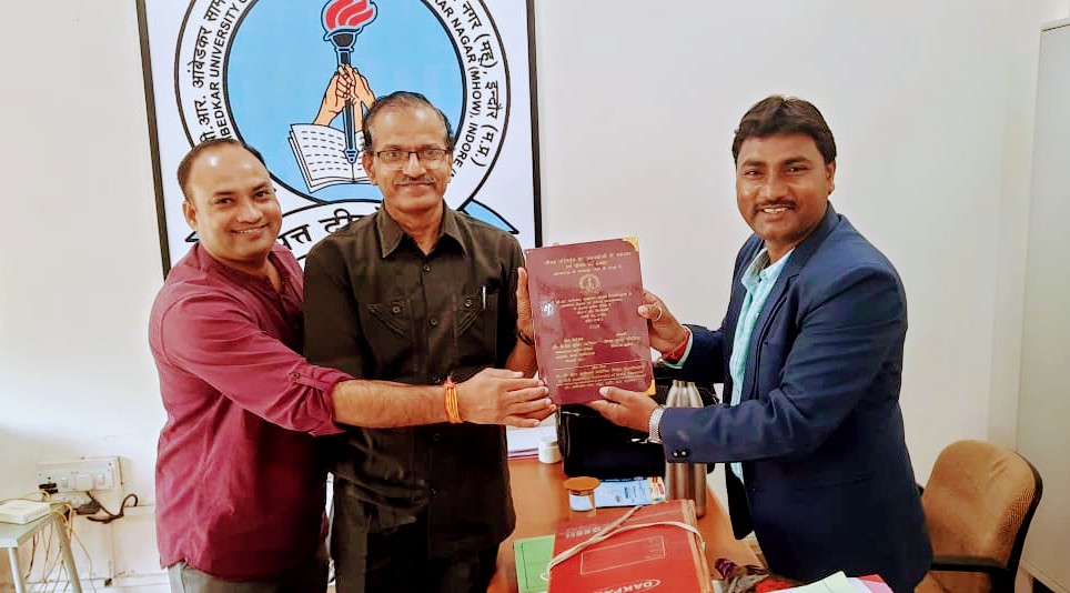दीपावली के शुभ अवसर पर दीपक चौरसिया को भूगोल विषय मे डॉक्टर ऑफ़ फिलॉसफी (Ph.D) अवॉर्ड