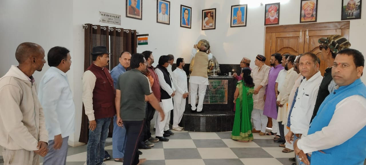 कांग्रेसजनों ने पूर्व प्रधानमंत्री स्व. इंदिरा गांधी की जयंती मनायी