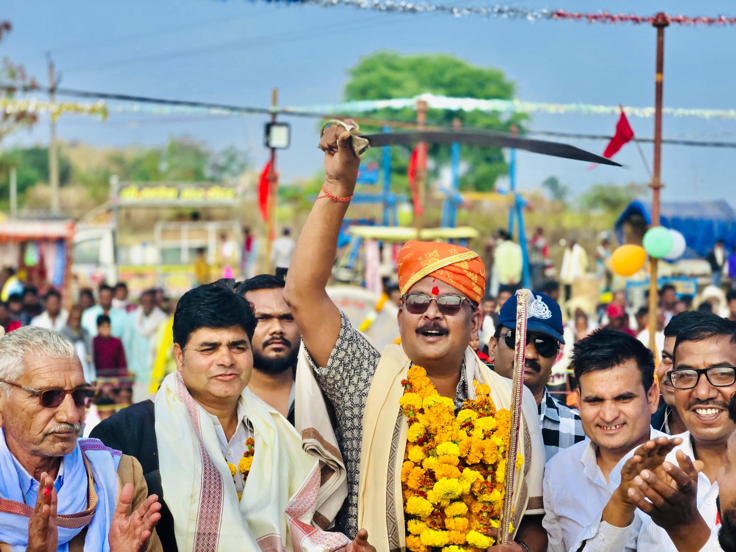 दंगल मे विधायक ने की पुष्प वर्षा