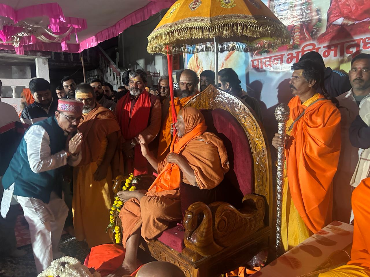 पूज्य शंकराचार्य सदानंद जी से कांग्रेस जिलाध्यक्ष ने लिया आशीर्वाद