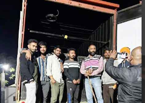ठूस ठूस कर गोवंश से भरे कंटेनर को पकड़ा
