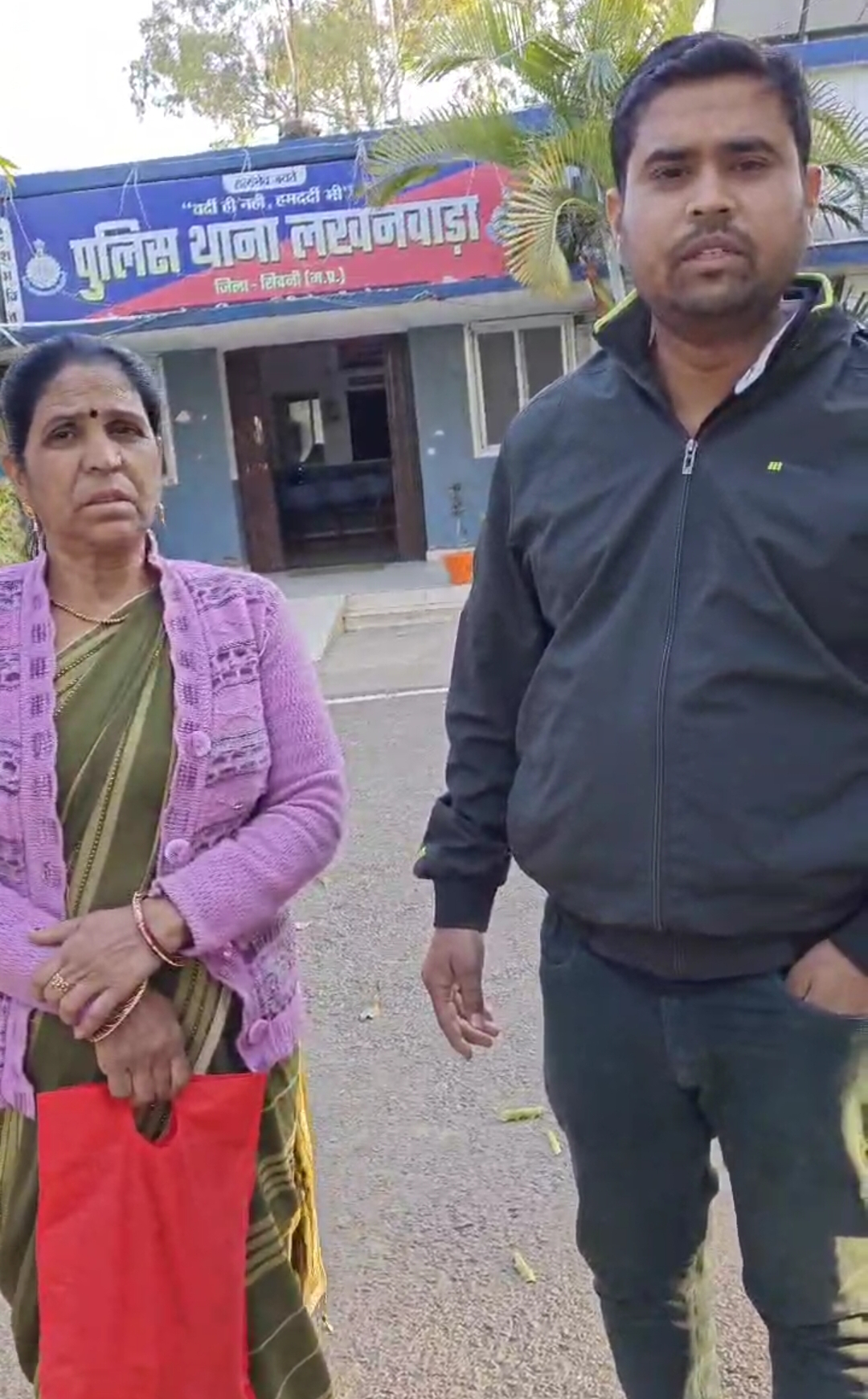 गृहस्थी का सामान जला दिया और घर पर कर लिया कब्जा, पुलिस मूक दर्शक