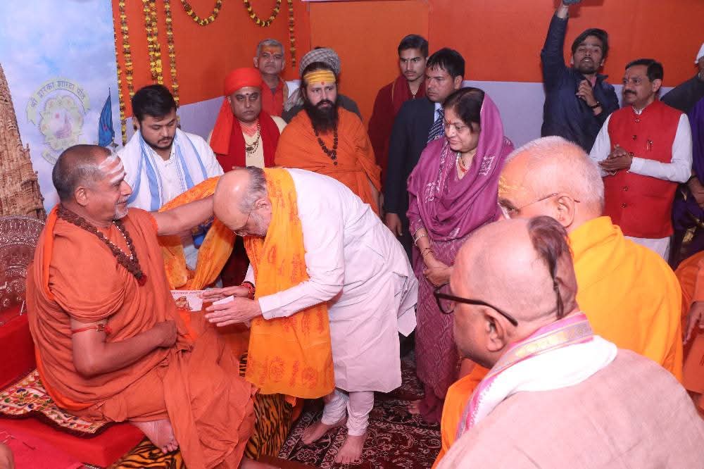 केन्द्रीय गृहमंत्री अमित शाह एवं मुख्यमंत्री योगी आदित्यनाथ ने कुंभ में पहुँचकर शंकराचार्य सदानंद जी से लिया आशीर्वाद