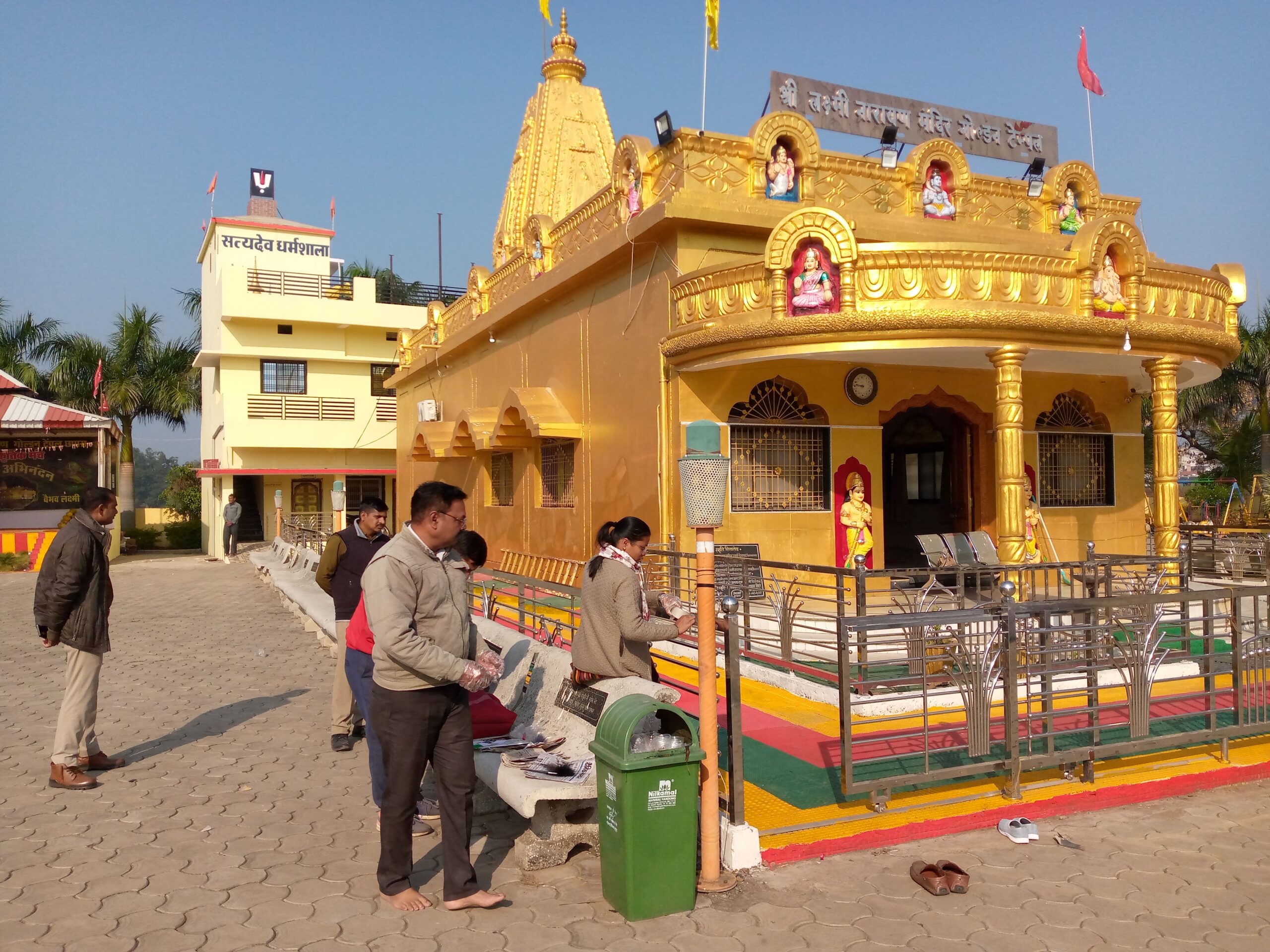 लक्ष्मी नारायण मंदिर में हुई चोरी, चोर सी सी टी व्ही कैमरे में कैद