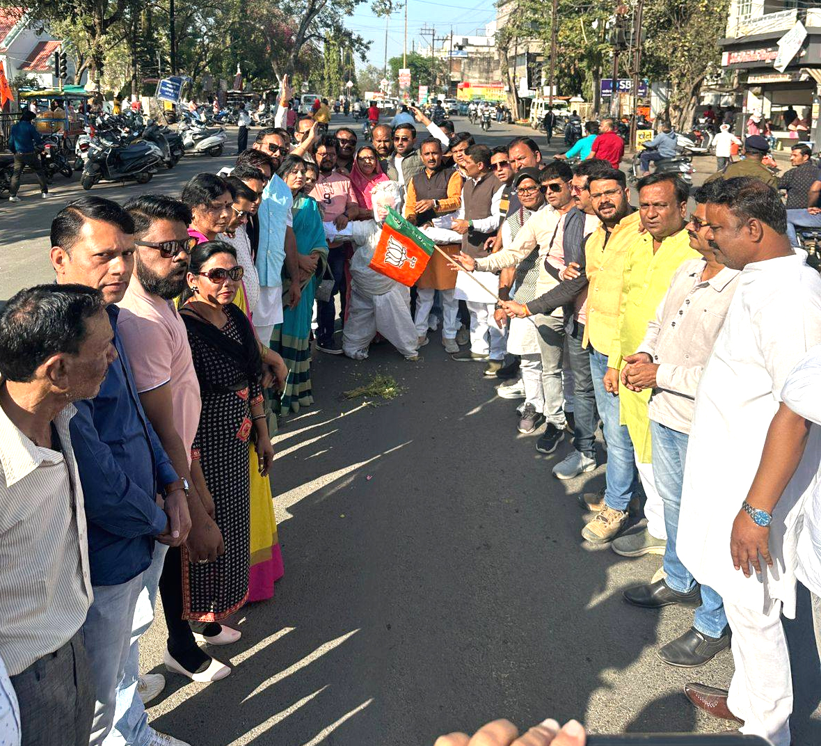 युवा मोर्चा ने कांग्रेस के राष्ट्रीय अध्यक्ष मल्लिकार्जुन खरगे का पुतला फूंका