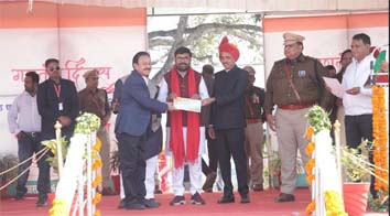 सांसद विवेक साहू ने अधिकारियों और प्रतिभागियों को किया सम्मानित
