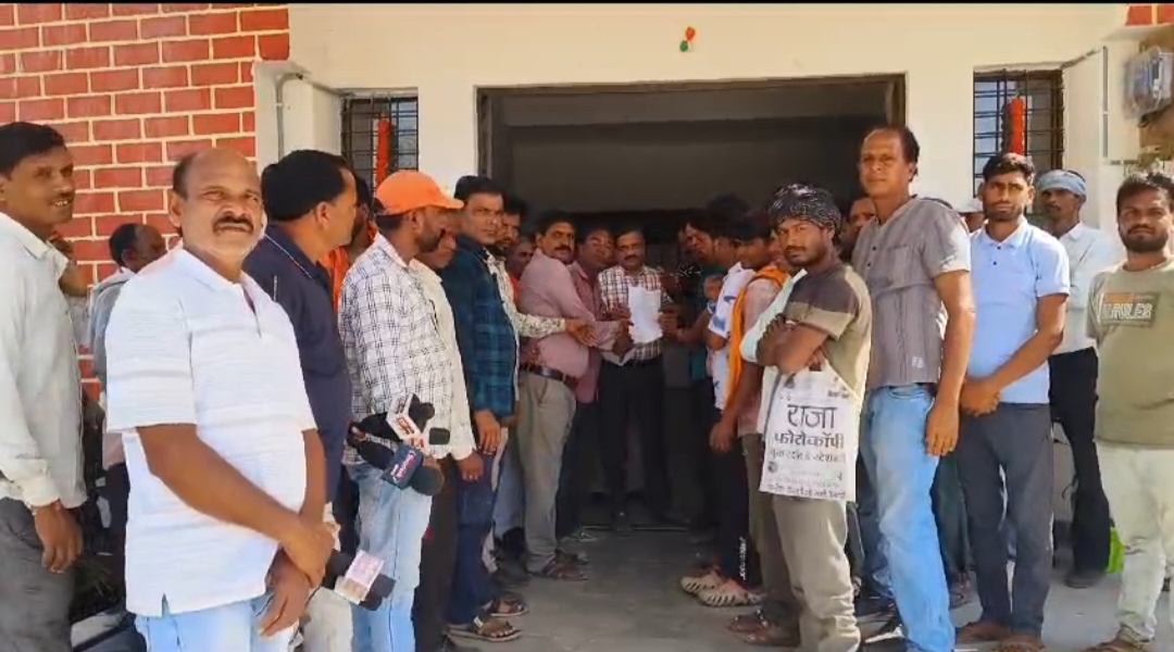 एसडीओ सिंचाई विभाग के निलंबन से नाराज हो रहे किसान, निलंबन रद्द करने की मांग