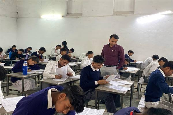 कलेक्टर ने किया परीक्षा केन्द्रों का औचक निरीक्षण